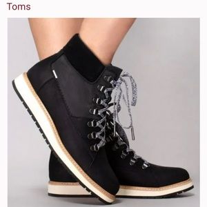 TOMS like new black Women's Waterproof Leather and Nylon Mesa Boots
